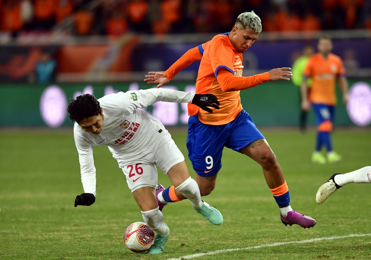 山东泰山在中超中打出碾压，被誉为观众齐声高喊