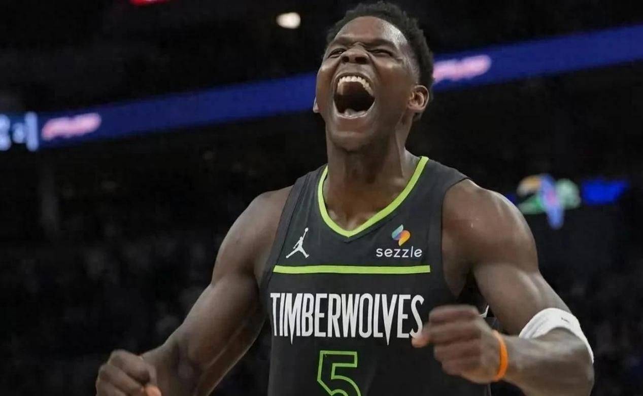 爱游戏链接-狼队客场大捷，豪取宝贵三分