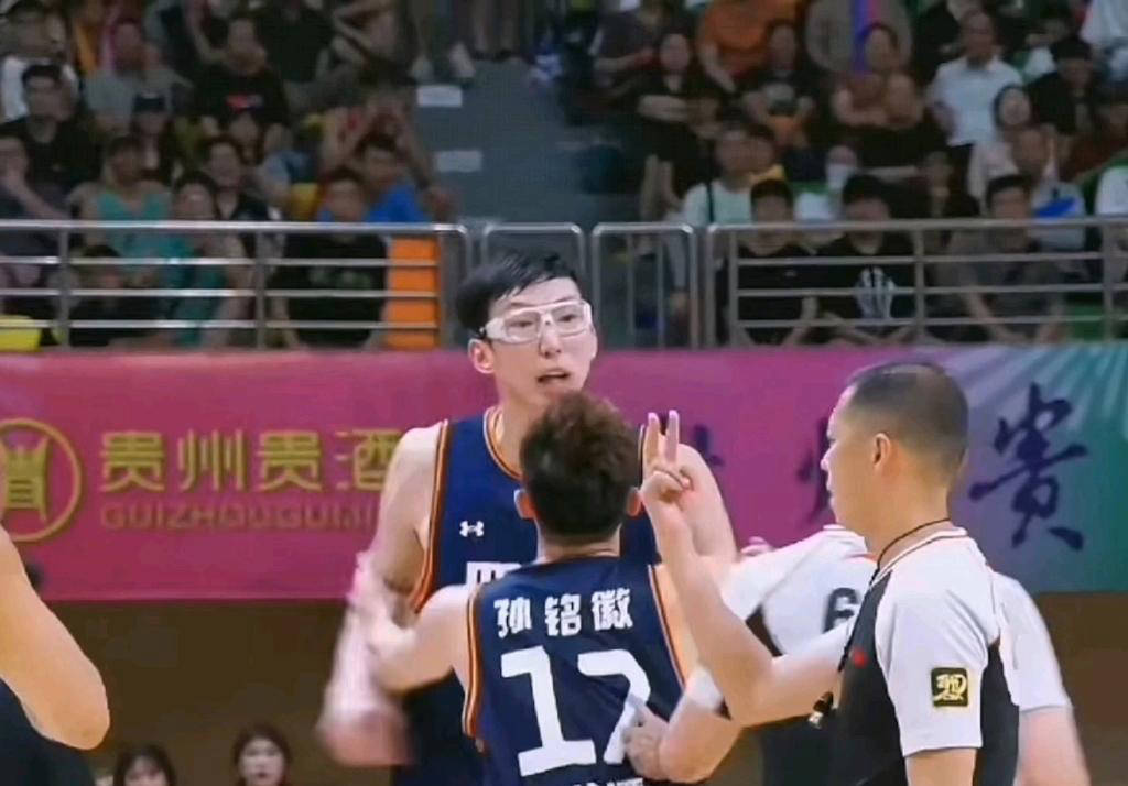 爱游戏在线-比赛中球员交流紧密,球队默契提升