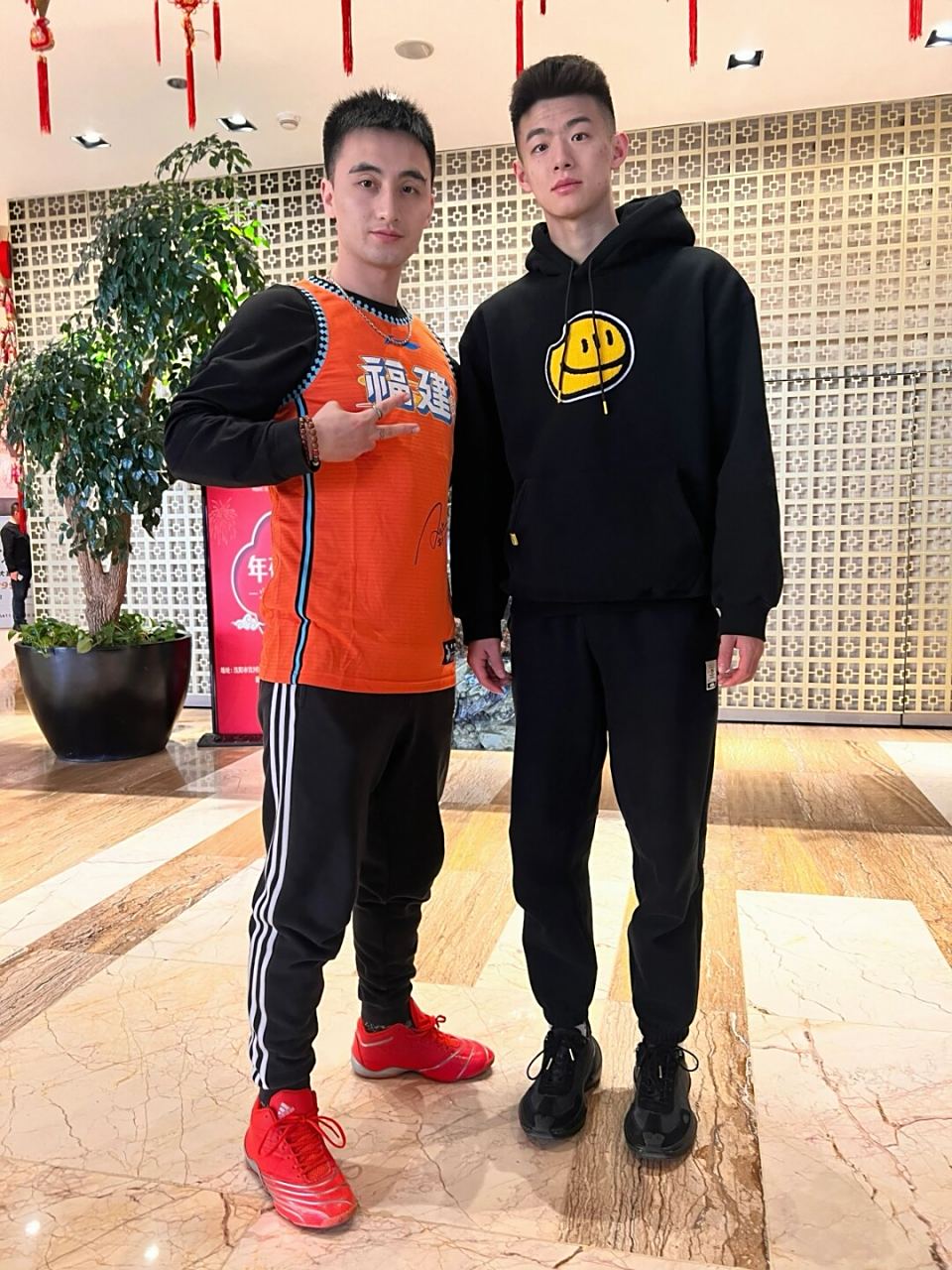 比赛中球员交流紧密,球队默契提升 比赛中球员交流紧密,球队默契提升