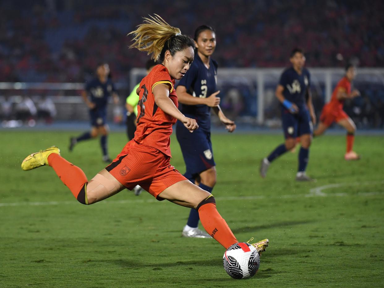 中国女足球员精湛技艺引全场倾倒 中国女足球员精湛技艺引全场倾倒