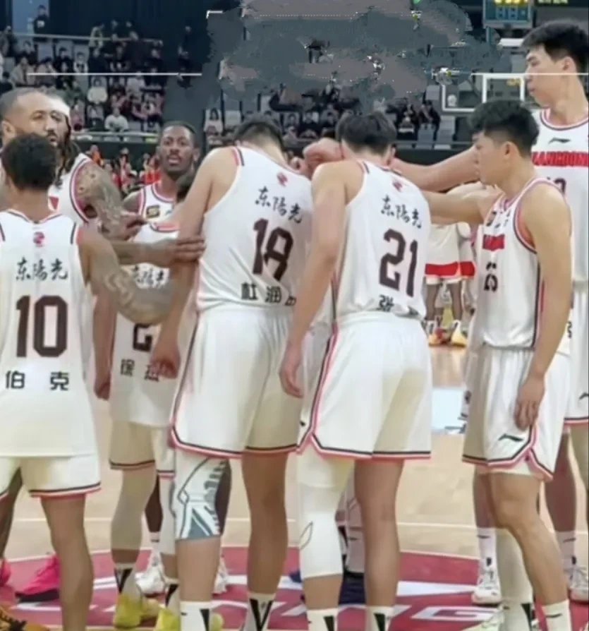 爱游戏网站入口-激烈对抗在场上上演,球员们拼尽全力