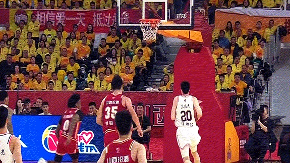 激烈对抗在场上上演,球员们拼尽全力 激烈对抗在场上上演,球员们拼尽全力