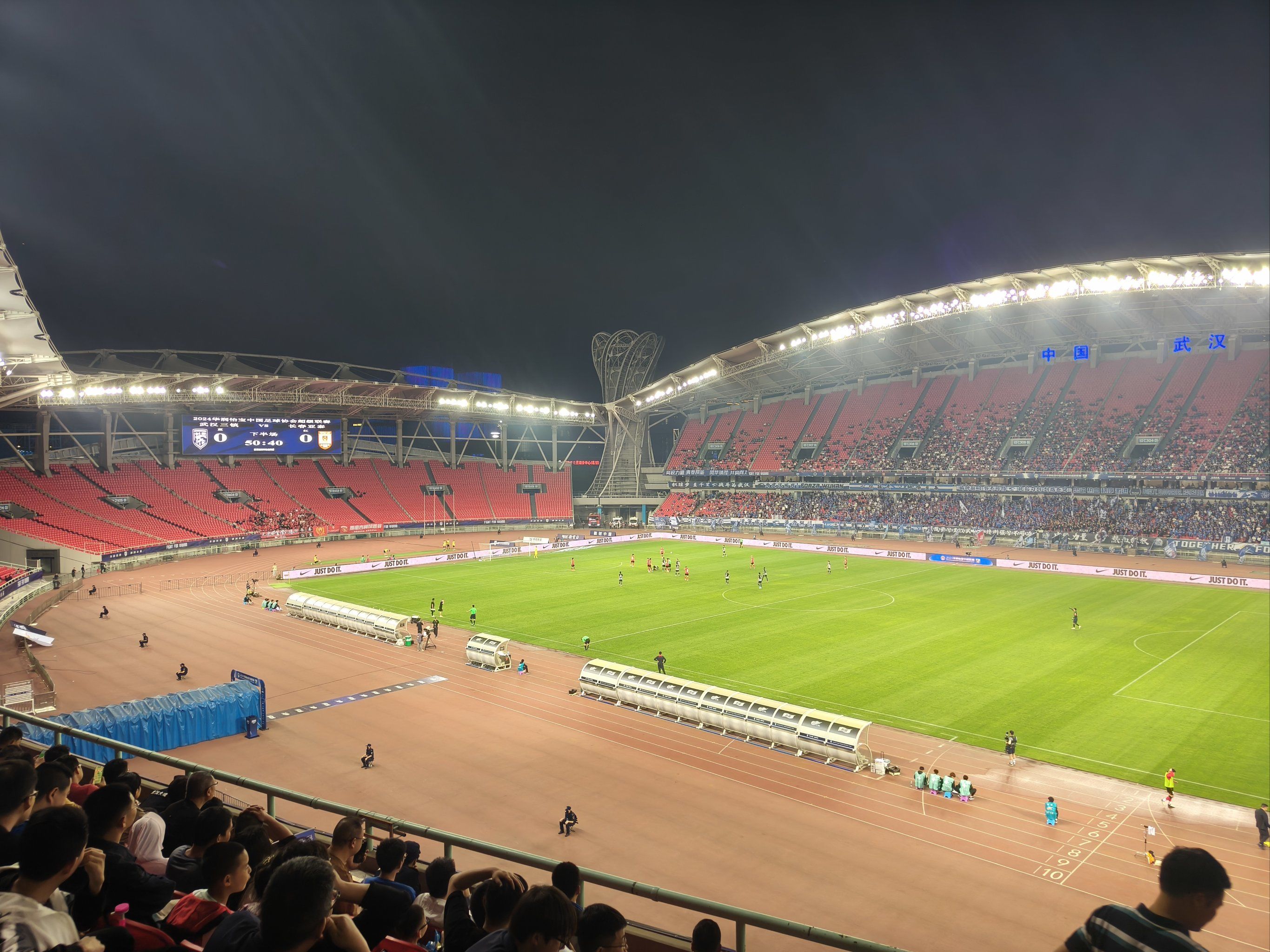 关于球场上的激情不会停歇,每一场比赛都惊心动魄!的信息 关于球场上的激情不会停歇,每一场比赛都惊心动魄!的信息