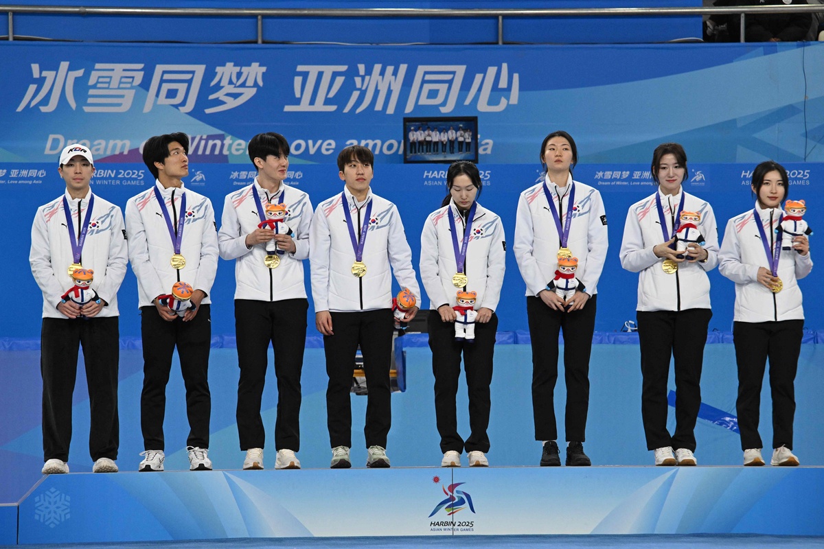 爱游戏地址-队友默契配合,成功完成团体比赛夺得金牌