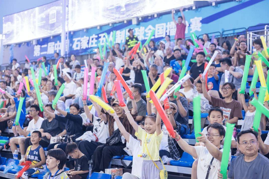 关于足球比赛现场精彩纷呈,观众热情高涨不减的信息 关于足球比赛现场精彩纷呈,观众热情高涨不减的信息