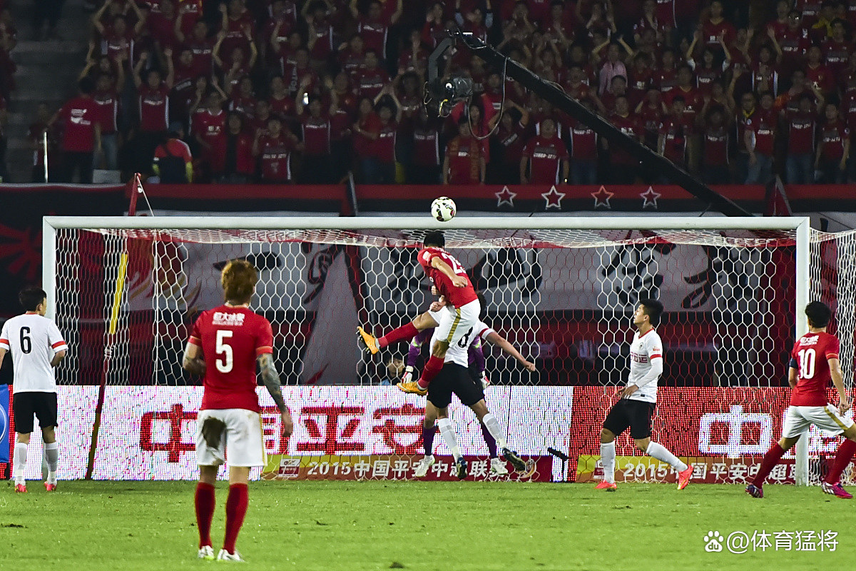 足球联赛场面激烈,纷争未停 足球联赛场面激烈,纷争未停