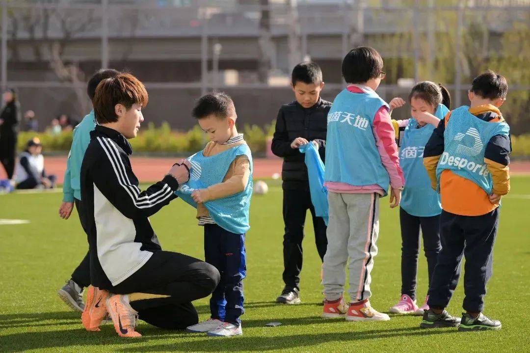 关于体育课推广足球运动,学生热情高涨的信息 关于体育课推广足球运动,学生热情高涨的信息