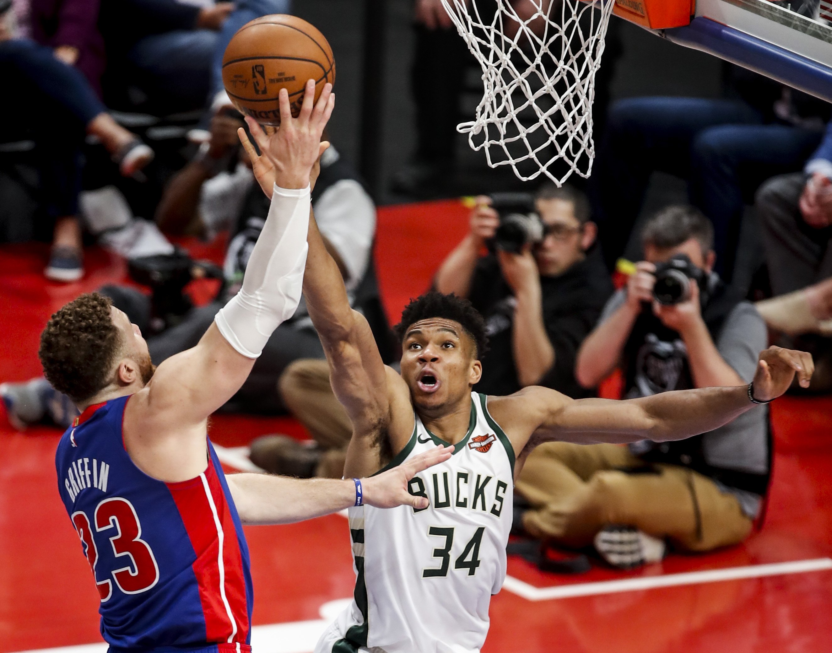 雄鹿队连胜止步,遭遇活塞队逆转 雄鹿队连胜止步,遭遇活塞队逆转