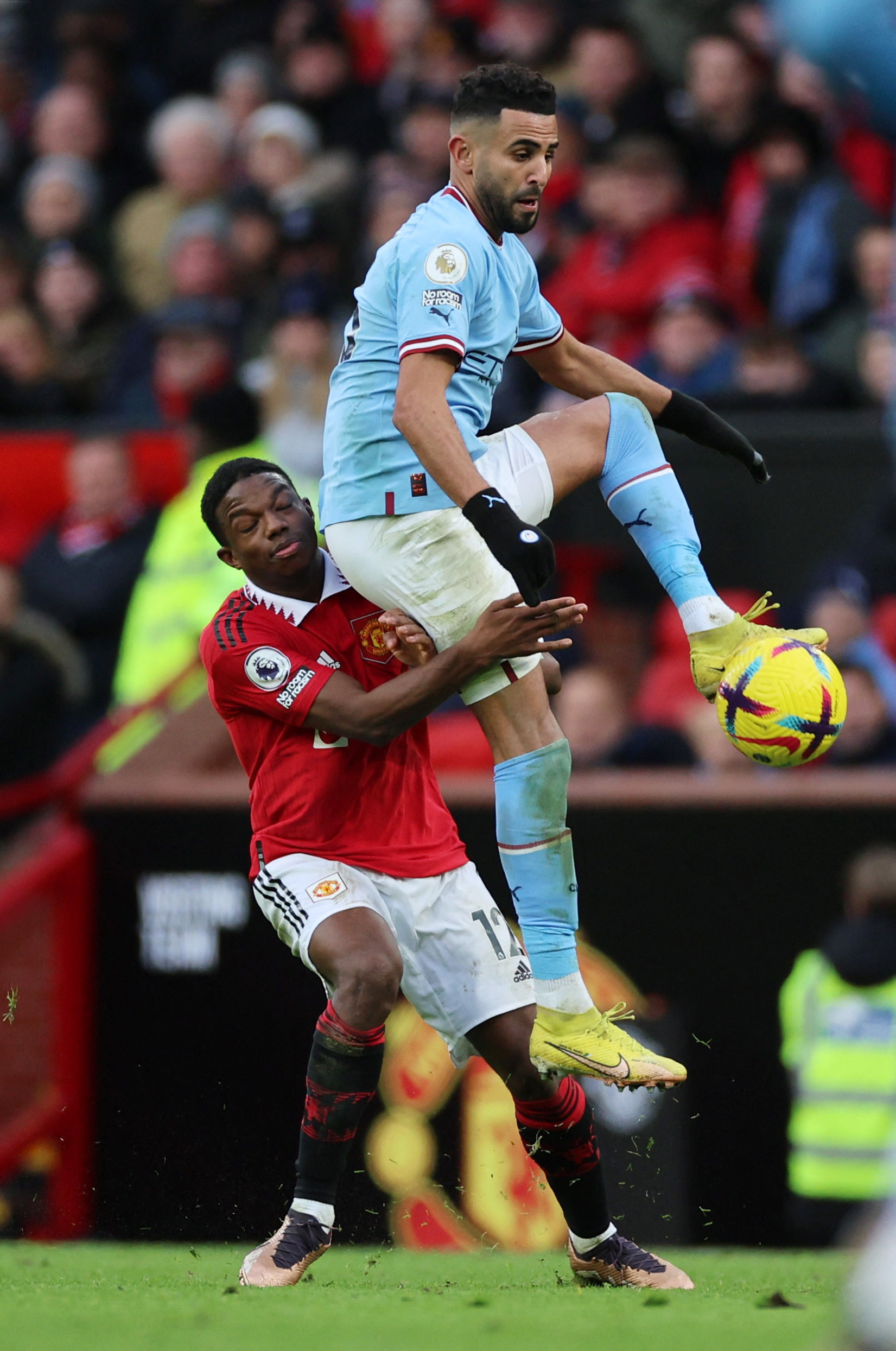 足球联赛中上演一场巅峰对决,场面激烈,现场气氛热烈 足球联赛中上演一场巅峰对决,场面激烈,现场气氛热烈