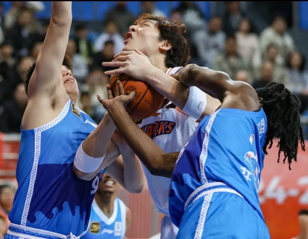 上海男篮击败江苏队,豪取连胜 上海男篮击败江苏队,豪取连胜