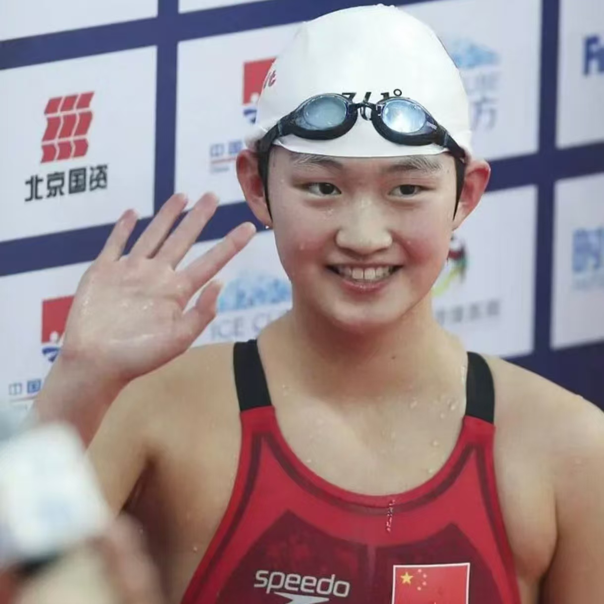 爱游戏直播-游泳选手在比赛中创造新记录