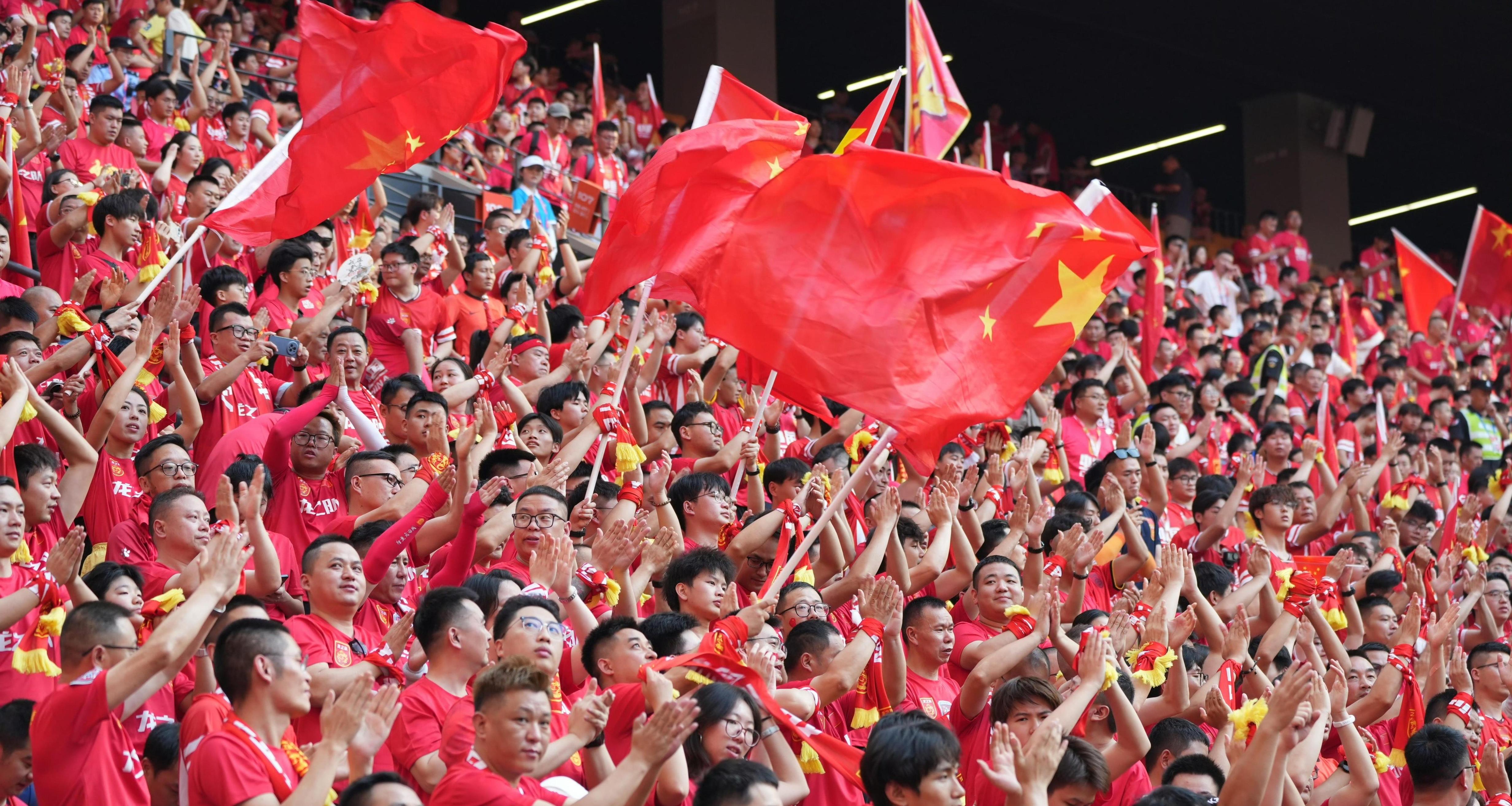 球队取得关键胜利,球迷欢呼不断 球队取得关键胜利,球迷欢呼不断